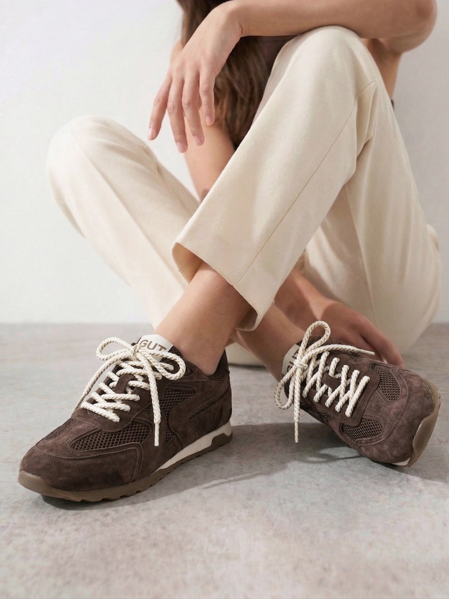 Кроссовки комбинированные темно-коричневого цвета на низкой подошве